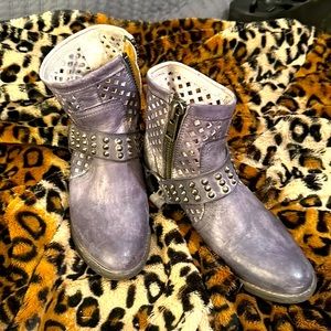 Like new 6 1/2 VERY VOLATILE Stone washed grey bootie